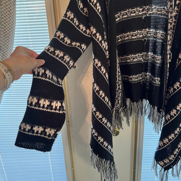 Gorgeous tassel cardigan - Picture 2 of 3